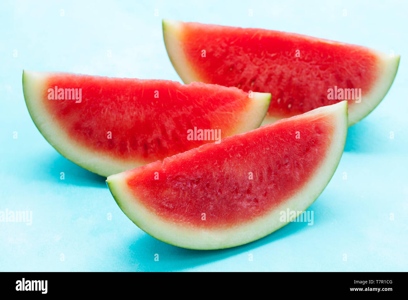 Freschi fette di cocomero sul tavolo blu sullo sfondo. Close up. Foto Stock