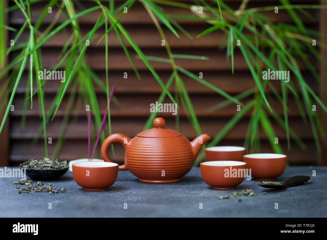 Il tè verde nella teiera e chawan bocce, tazze sullo sfondo di ardesia. Copia dello spazio. Foto Stock