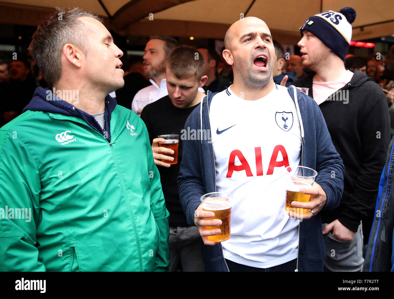 Tottenham Hotspur fans prima che il gioco prima della UEFA Champions League Semi Finale, la seconda gamba corrispondono a Johan Cruijff ArenA, Amsterdam. Foto Stock