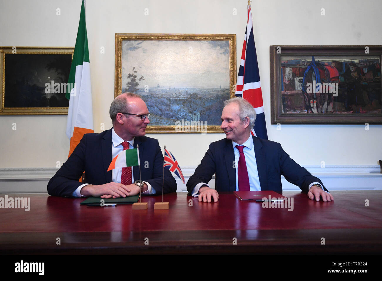 Irish vice premier Simon COVENEY (sinistra) con armadio NEL REGNO UNITO il ministro David Lidington firma un accordo preservando il Comune Area di viaggio (CTA) tra il Regno Unito e Irlanda dopo Brexit. Foto Stock