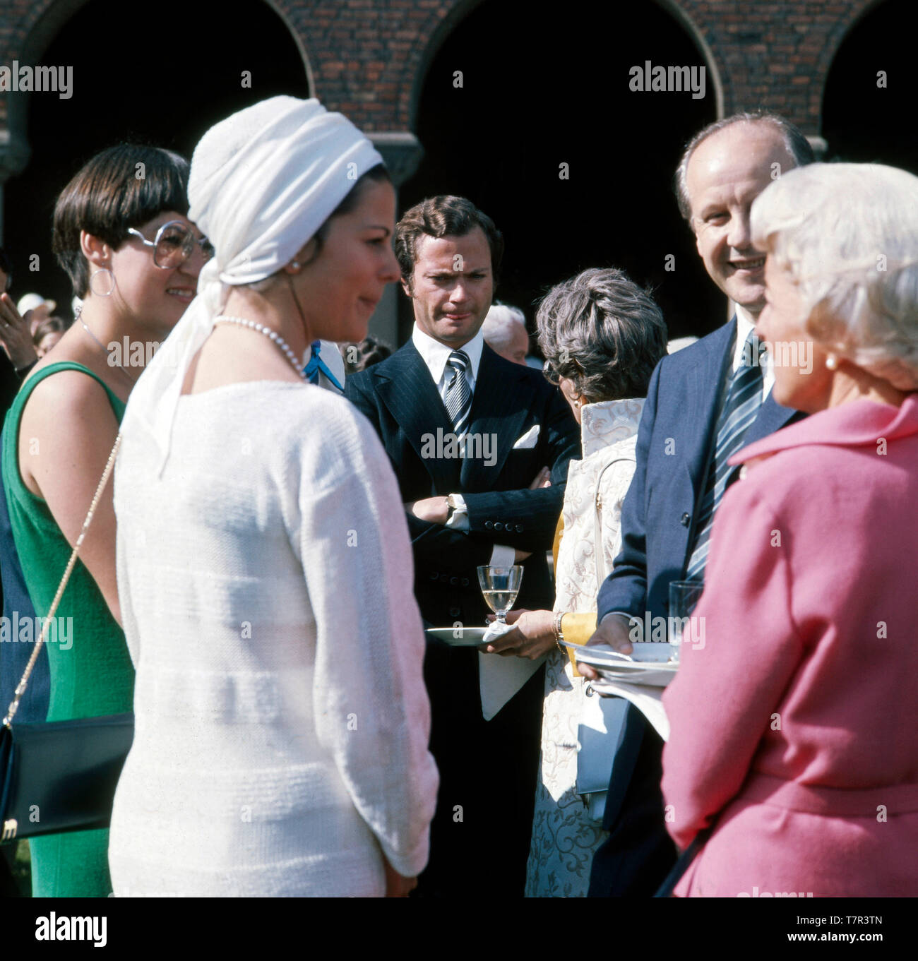 Königin Silvia von Schweden in einem Gespräch während ihrer Hochzeit a Stoccolma am 19.6.1976. Regina Silvia di Svezia in una conversazione durante il suo matrimonio a Stoccolma il 19.6.1976. Foto Stock