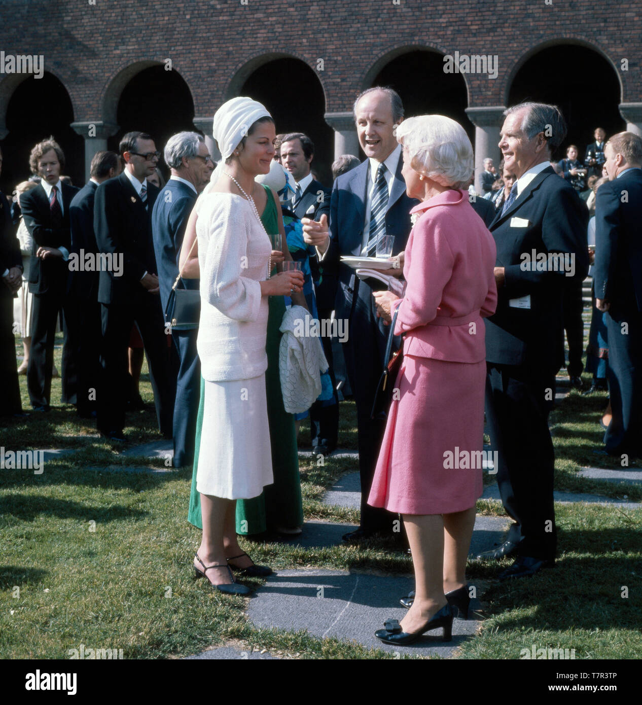 Königin Silvia von Schweden in einem Gespräch während ihrer Hochzeit a Stoccolma am 19.6.1976. Regina Silvia di Svezia in una conversazione durante il suo matrimonio a Stoccolma il 19.6.1976. Foto Stock