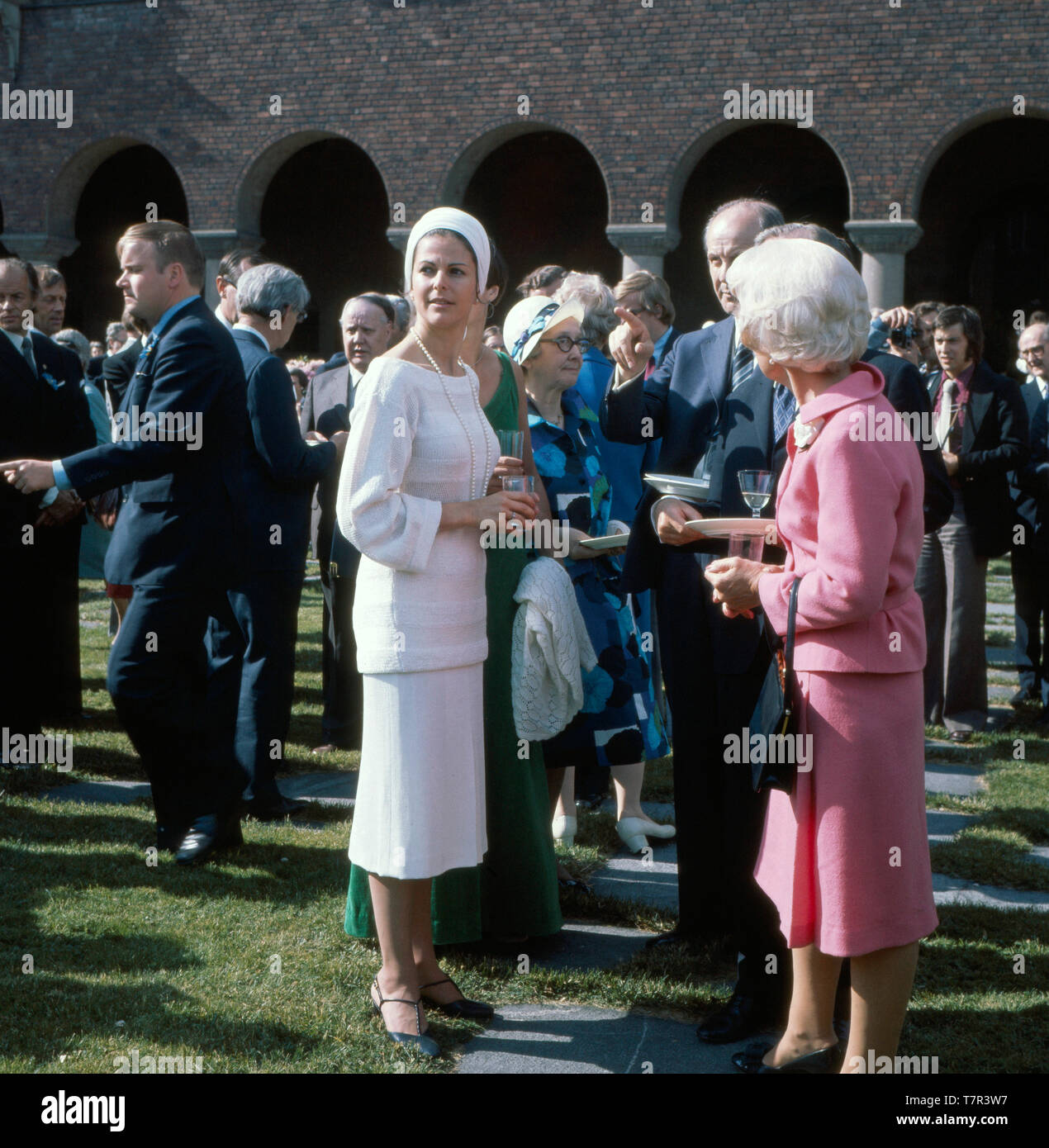 Königin Silvia von Schweden in einem Gespräch während ihrer Hochzeit a Stoccolma am 19.6.1976. Regina Silvia di Svezia in una conversazione durante il suo matrimonio a Stoccolma il 19.6.1976. Foto Stock