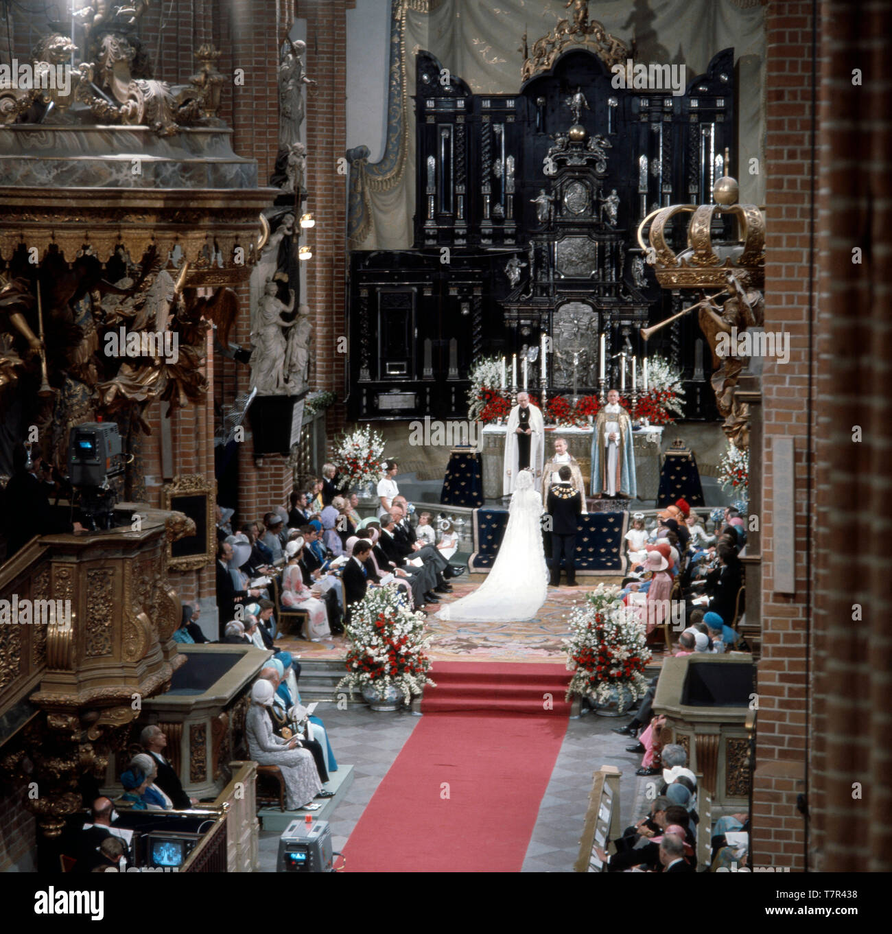 Der König von Schweden, Carl Gustaf und seine Verlobte Silvia, zukünftige Königin von Schweden werden in der Storkyrkan am 19.6.1976 getraut. Il Re di Svezia, Carl Gustaf e la sua fidanzata Silvia, futura regina di Svezia, sono sposati nella Storkyrkan il 19.6.1976. Foto Stock