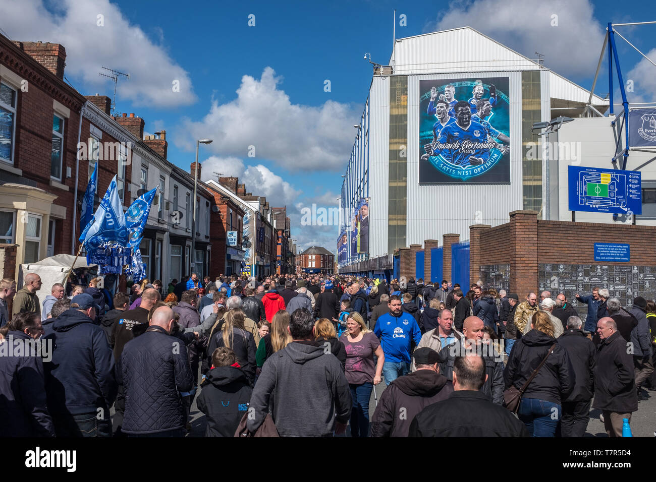 Everton, Liverpool, Regno Unito, aprile, 17, 2016: folle sostenitori si riuniranno presso Everton Calcio Club per un gioco di premiership rispetto a Southampton, bandiere e sciarpe in Everton colori può essere visto, contro un luminoso cielo blu Foto Stock