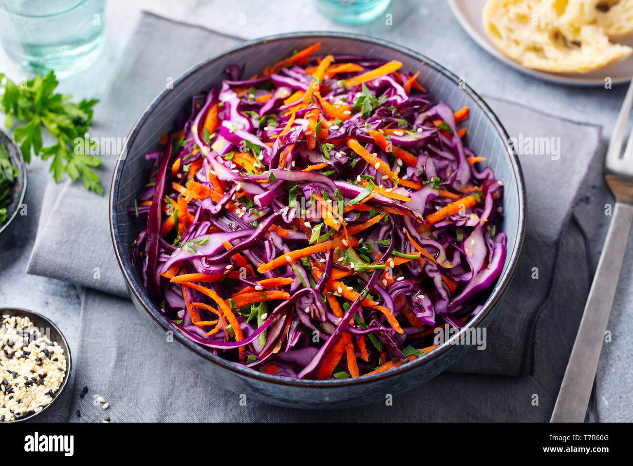Cavolo rosso insalata. Coleslaw in una ciotola. Sfondo grigio. Close up. Foto Stock