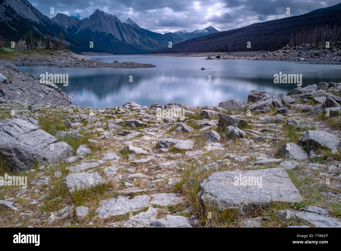 Lago di medicina nel Parco Nazionale di Jasper. preso in giù dal mal di linea del lago, poco nuvoloso Nuvoloso Giorno Foto Stock