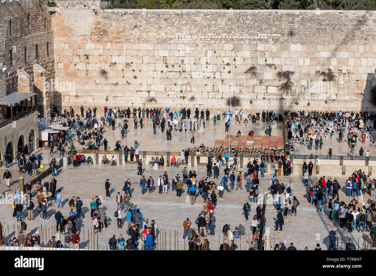 Gerusalemme,Israele,27-Marzo-2019: la gente a piedi e a pregare presso il Muro occidentale, questo è il luogo santo di Israele Foto Stock Gerusalemme,Israele,27-Marzo-2019: la gente a piedi e a pregare presso il Muro occidentale, questo è il luogo santo di Israele Foto Stock
