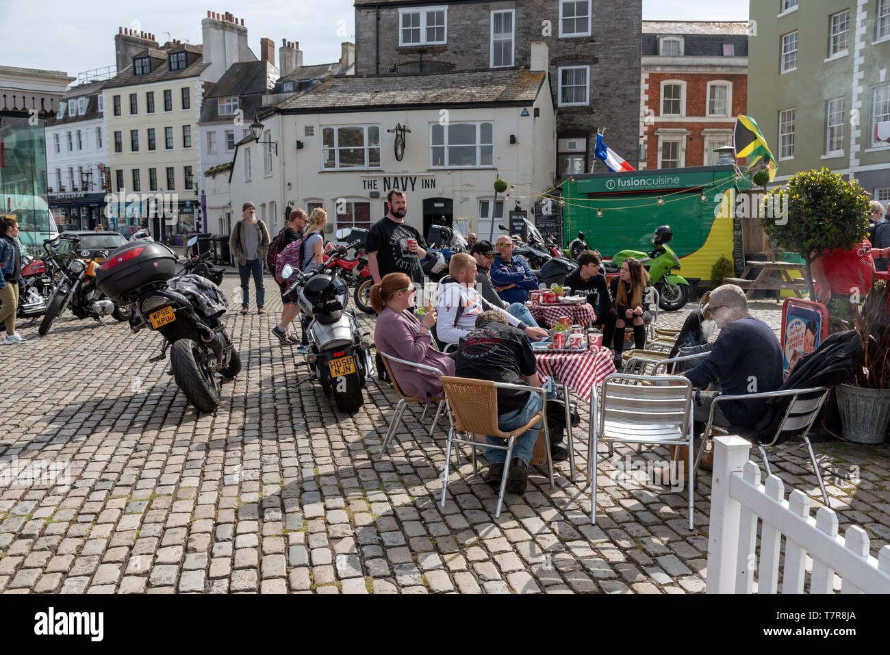 Plymouth, Devon, Inghilterra, Regno Unito. Maggio 2019. Bikers seduto con le loro macchine vicino a Barbican waterfront un popolare luogo di incontro per piloti Foto Stock