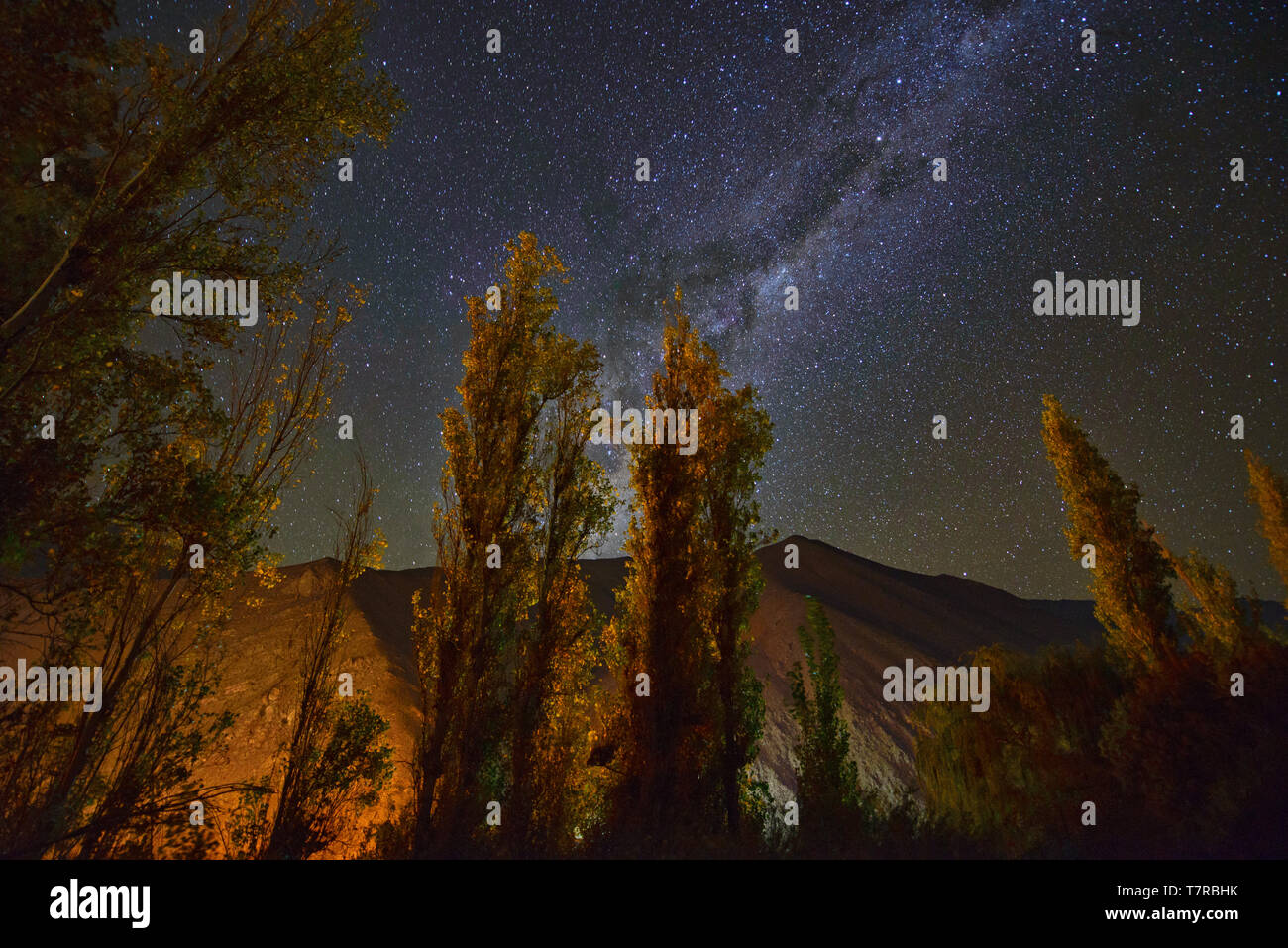 La Via Lattea sopra il chiaro e scuro cielo sopra Pisco Elqui, Cile Foto Stock