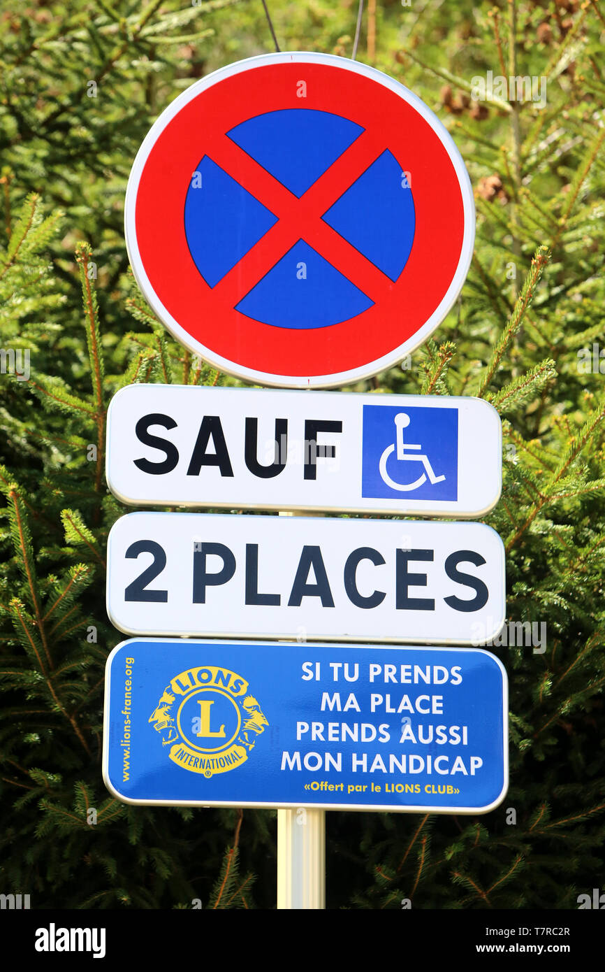Parcheggio réservé aux handicapés. Foto Stock