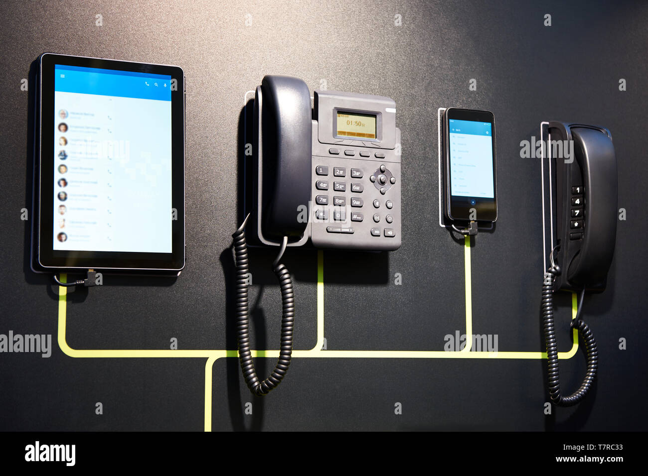 Ufficio e telefoni moderni smartphone e tablet sul web Foto Stock