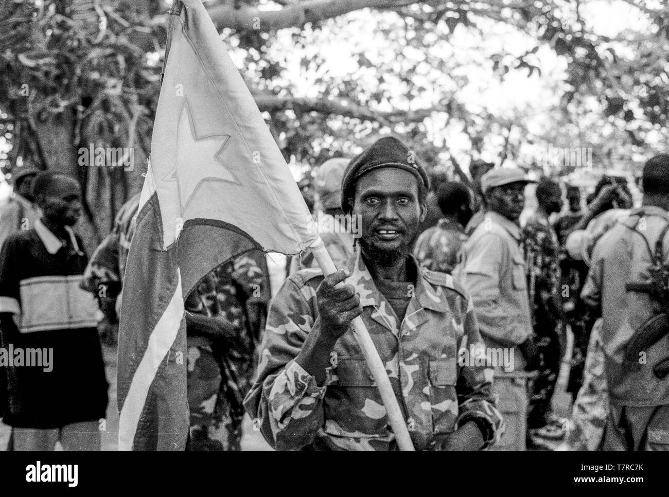 In una piccola città di Malual kon in sud Sudan, il SPLA (popolo Sudanese Liberation Army) prende parte a un raduno di pace per dimostrare la loro accettazione dell'accordo di pace stabilisce le loro braccia. Foto Stock