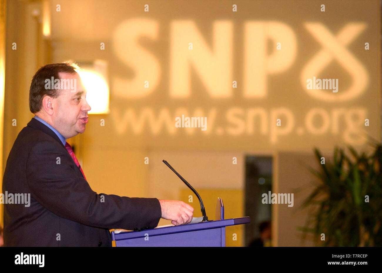 Alex Salmond parlare prima di SNP leader John Swinney lancia le parti manifesto al Dynamic Earth, Edimburgo, Oggi (Venerdì 18/5/01). Foto Stock