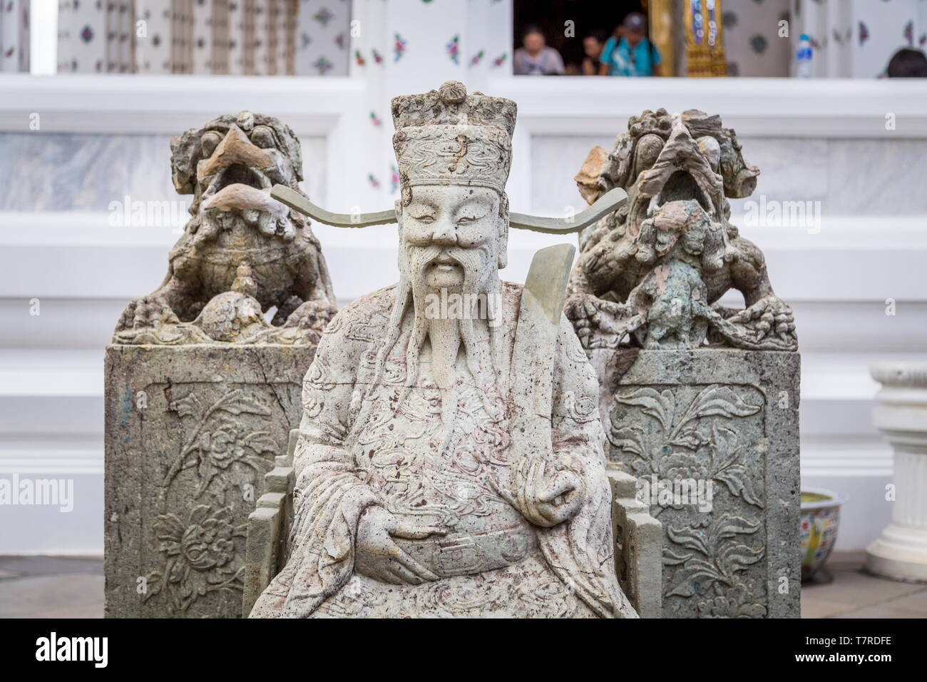 Religiose Thai monaco con spaventose creature guardando l'ingresso di Wat Arun tempio di Bangkok, Tailandia Foto Stock