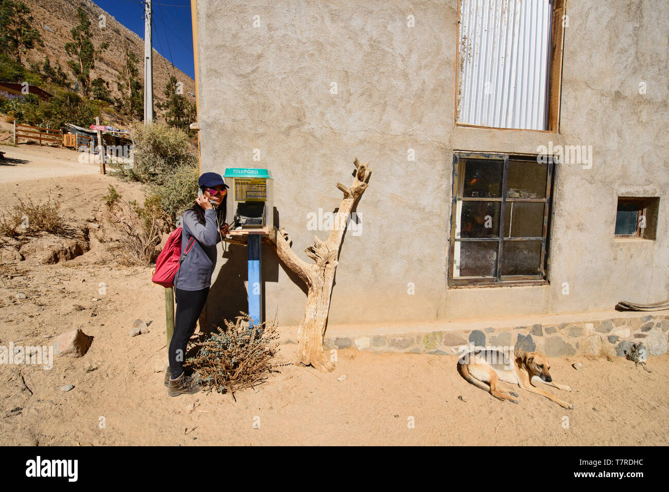 Ourist chiamando da un telefono locale nel villaggio Cochiguaz, Valle Elqui, Cile Foto Stock