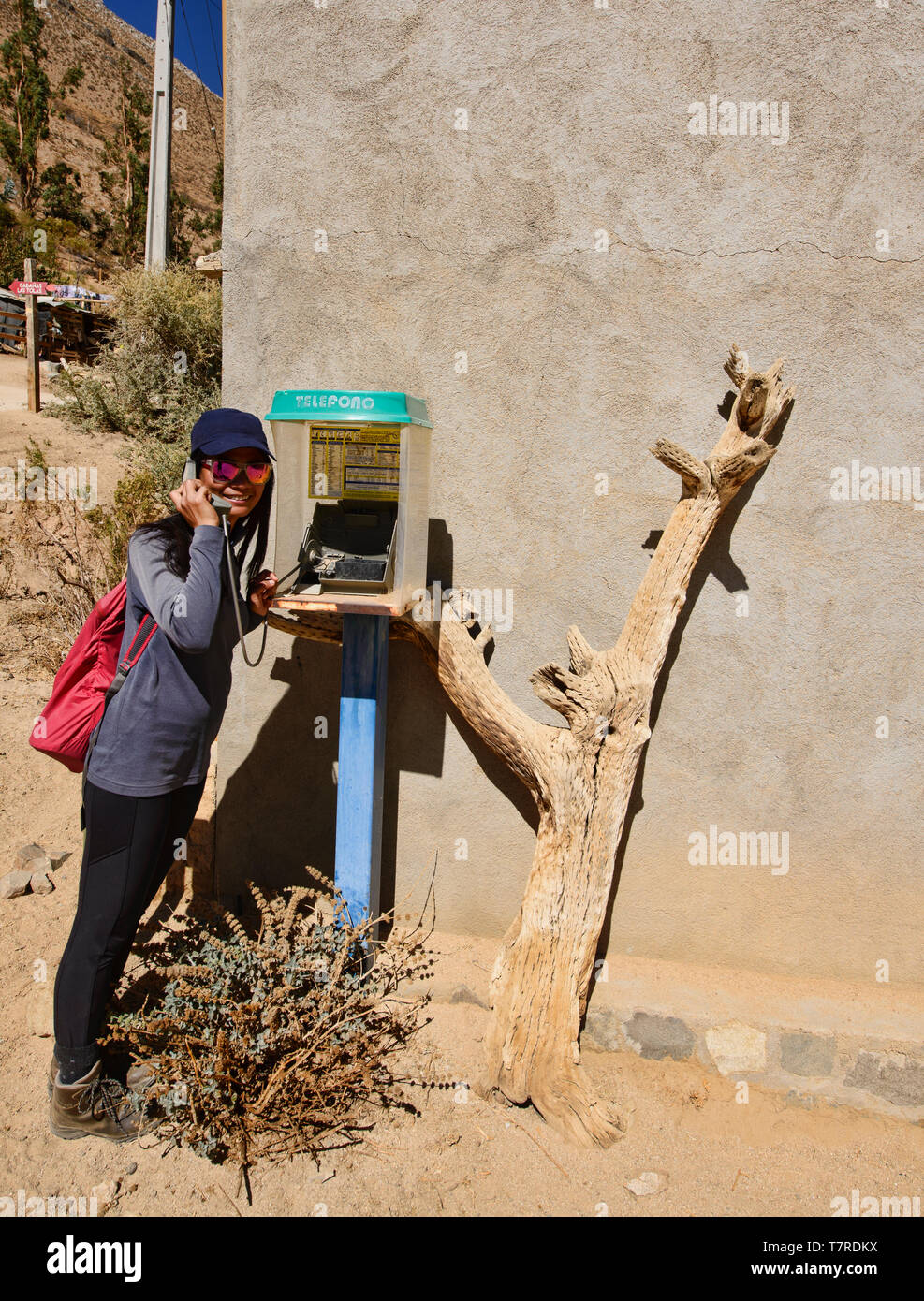 Ourist chiamando da un telefono locale nel villaggio Cochiguaz, Valle Elqui, Cile Foto Stock