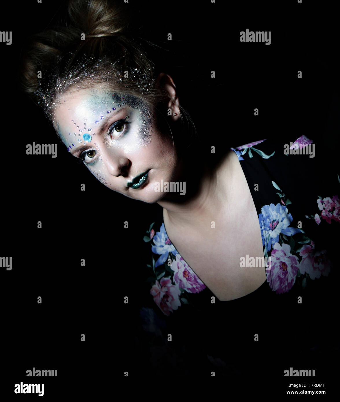 Modello femminile in studio, con makeover trucco per festival guarda Foto Stock