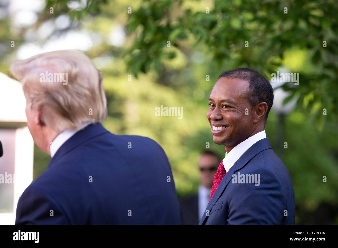 U.S presidente Donald Trump offre un commento come golfista Tiger Woods sorrisi durante la presentazione della medaglia presidenziale della libertà nel Giardino delle Rose della Casa Bianca il 6 maggio 2019 a Washington, DC. Foto Stock
