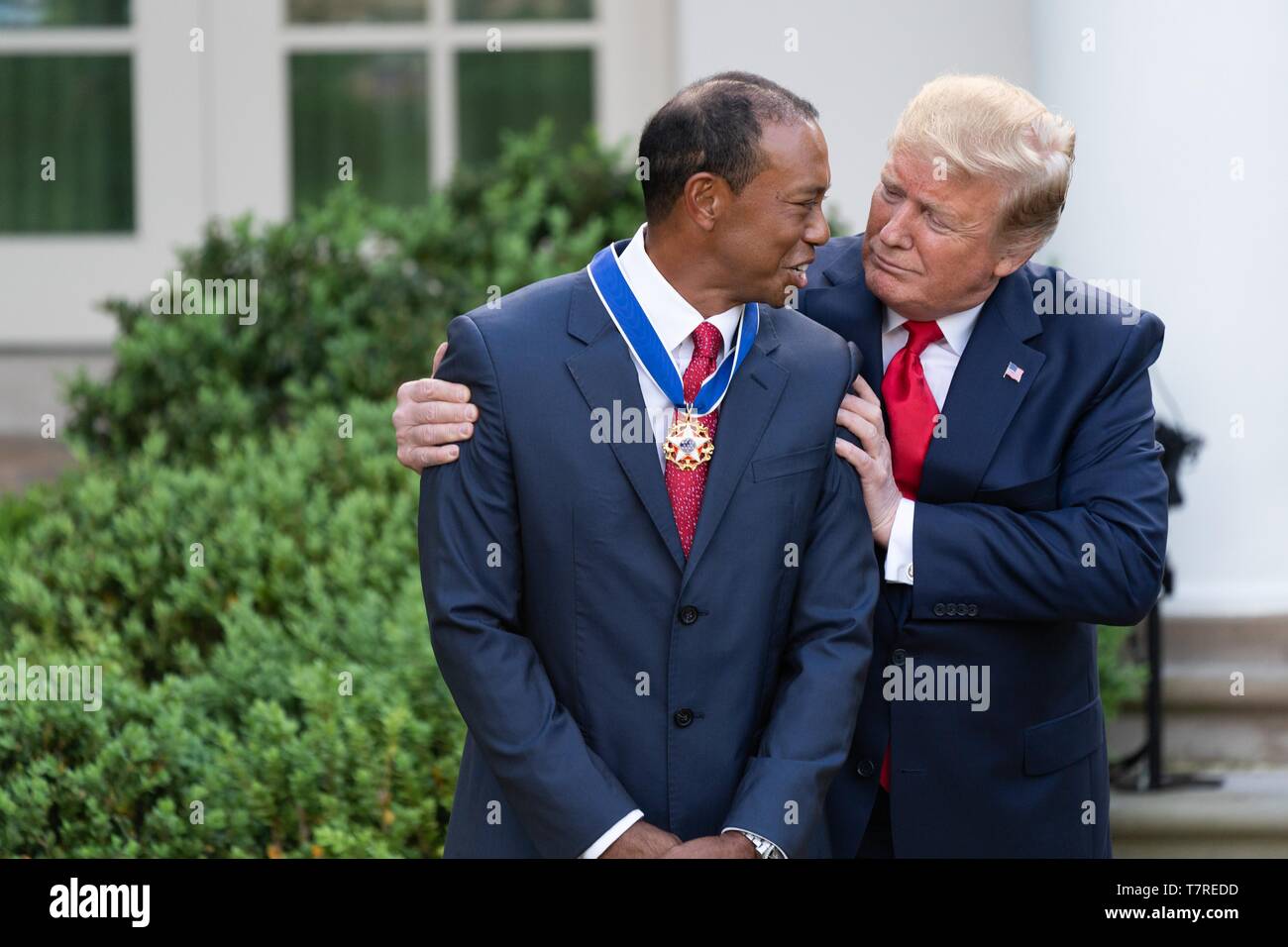 U.S presidente Donald Trump abbraccia golfista Tiger Woods durante la presentazione della medaglia presidenziale della libertà nel Giardino delle Rose della Casa Bianca il 6 maggio 2019 a Washington, DC. Foto Stock