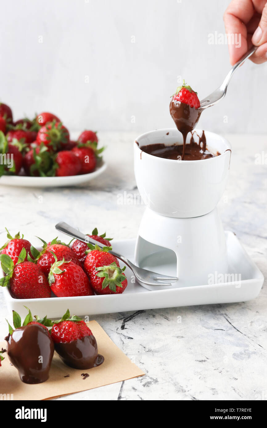 La fragola e la fonduta di cioccolato Foto Stock