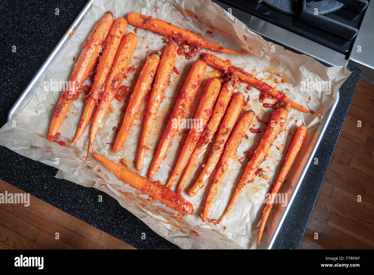 Arrosto di carote con Harissa Incolla Foto Stock