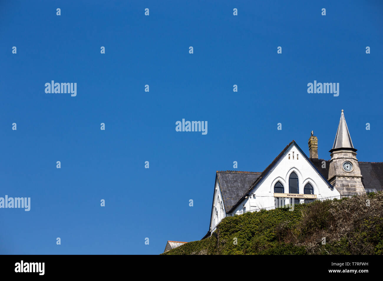 La vecchia scuola Hotel e ristorante in Port Isaac decorato come Portwenn scuola durante le riprese del ITV serie televisiva Doc Martin Foto Stock