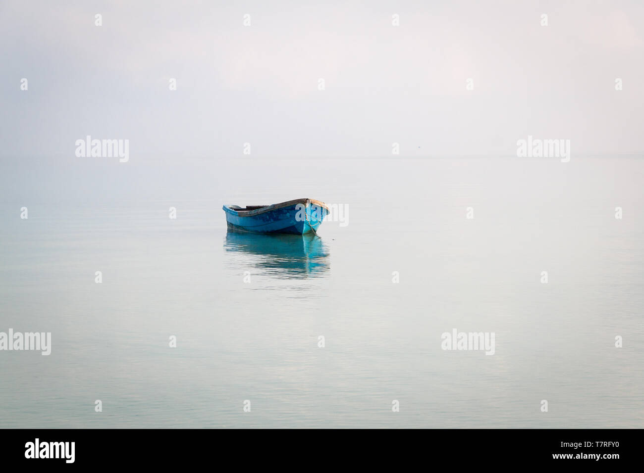 Barca blu sul mare in Koh Rong Samloem, Cambogia Foto Stock