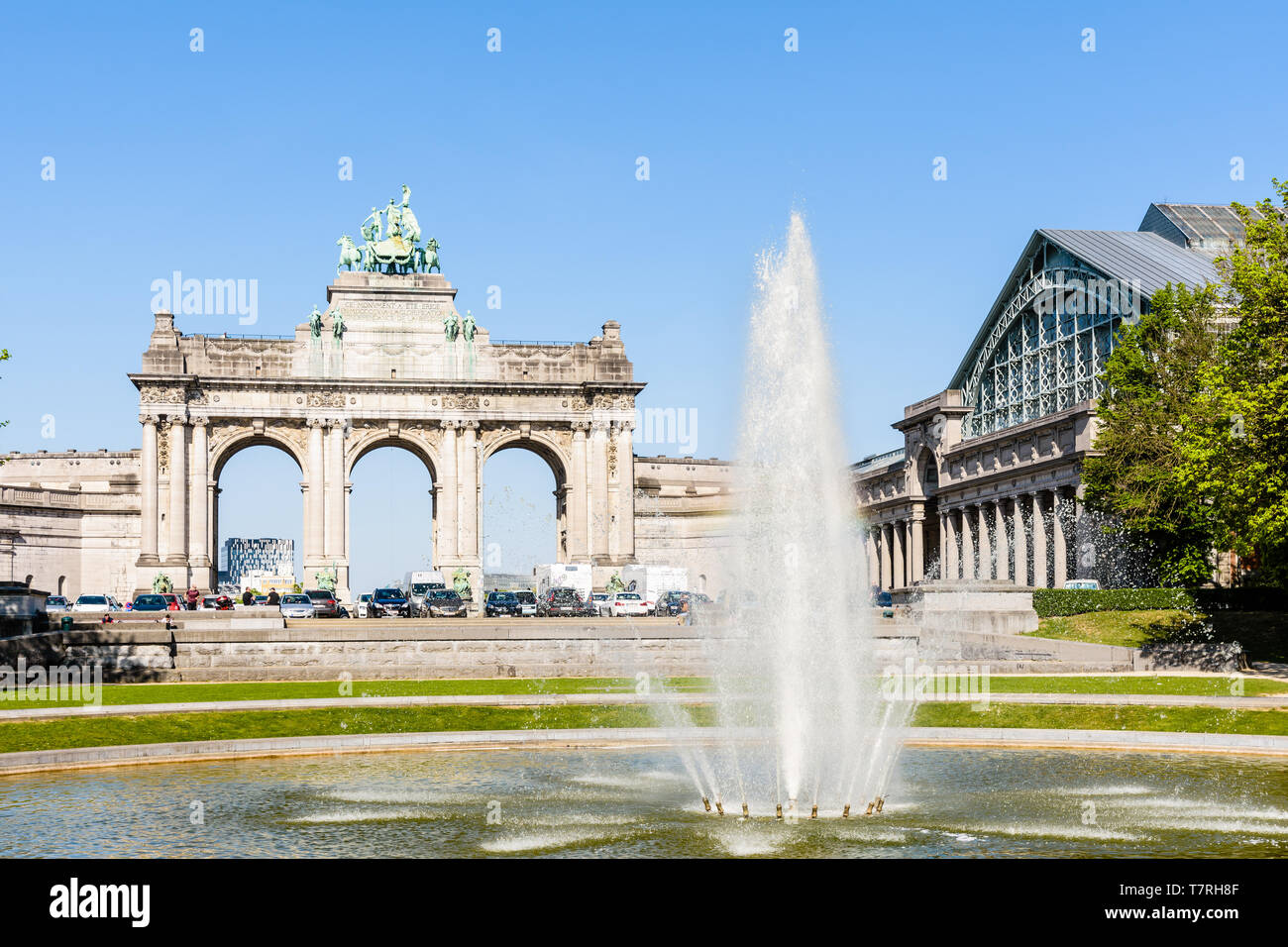 Il lato orientale dell'arcade du Cinquantenaire, l'arco trionfale nel parco del Cinquantenario di Bruxelles in Belgio con il North hall sulla destra Foto Stock