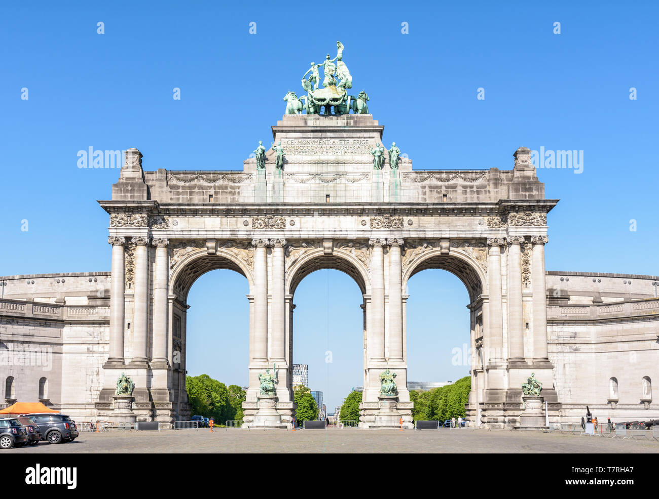 Vista anteriore del lato orientale del porticato du Cinquantenaire, l'arco trionfale eretto nel parco del Cinquantenario a Bruxelles, in Belgio. Foto Stock