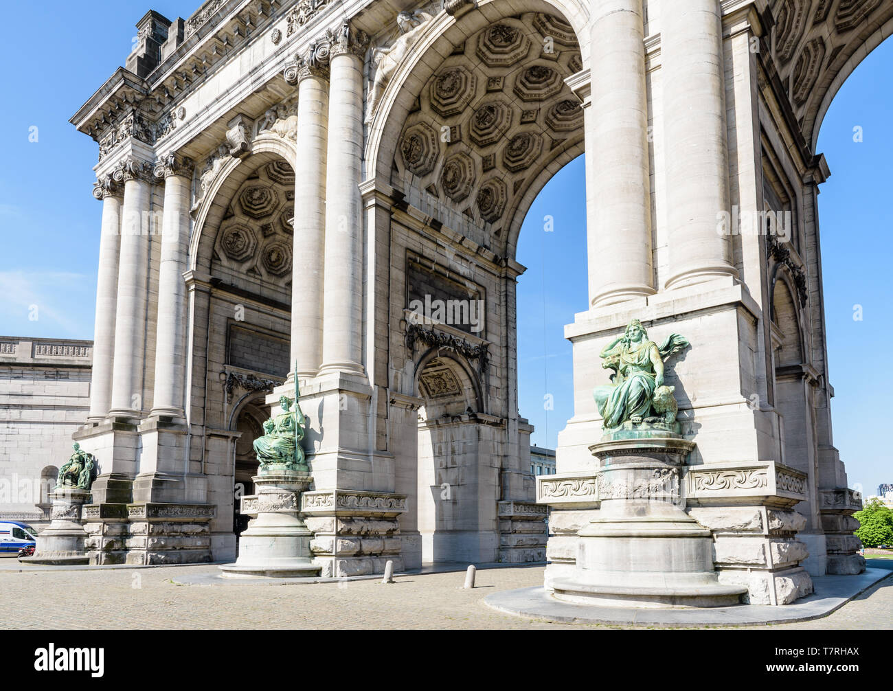 Basso angolo di visione del lato orientale del porticato du Cinquantenaire, l'arco trionfale eretto nel parco del Cinquantenario a Bruxelles, in Belgio. Foto Stock
