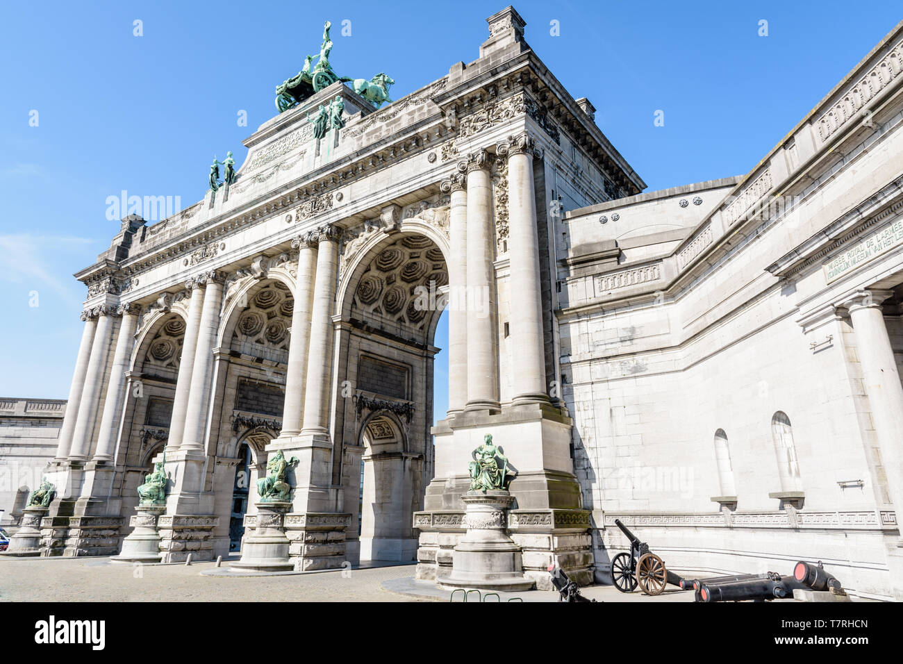 Basso angolo di visione del lato orientale del porticato du Cinquantenaire, l'arco trionfale eretto nel parco del Cinquantenario a Bruxelles, in Belgio. Foto Stock