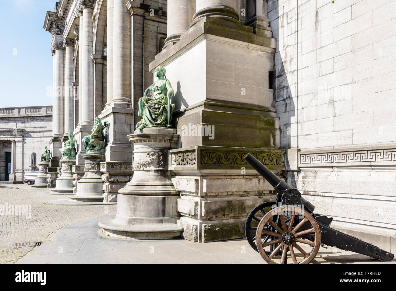Vista ravvicinata delle statue alla base delle colonne sul lato orientale del porticato du Cinquantenaire, l'arco trionfale a Bruxelles, in Belgio. Foto Stock