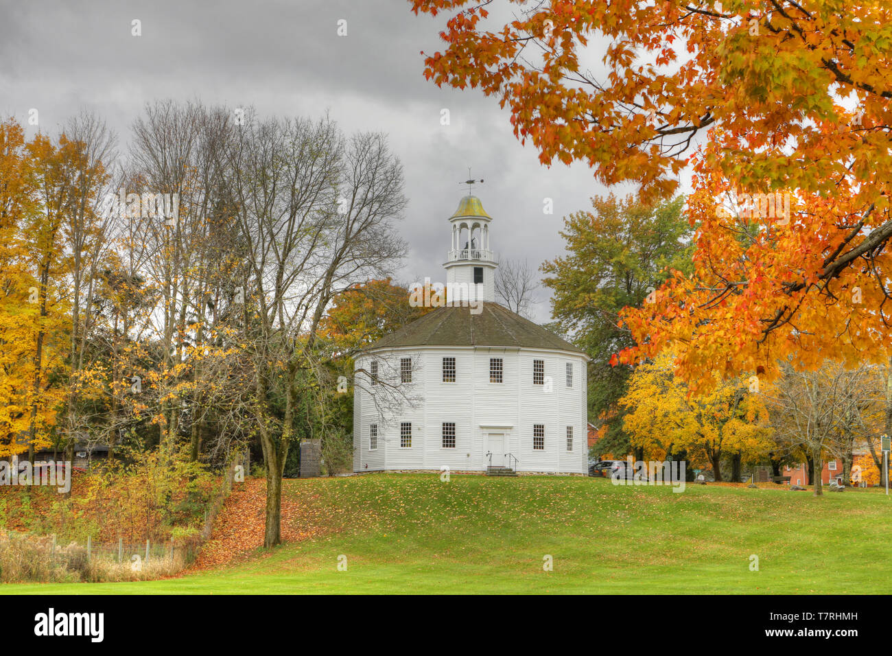 Vecchia chiesa rotonda a Richmond nel Vermont. Costruito nel 1812. Si tratta di una rara sedici facciate meeting house che ospitava cinque denominazioni Foto Stock