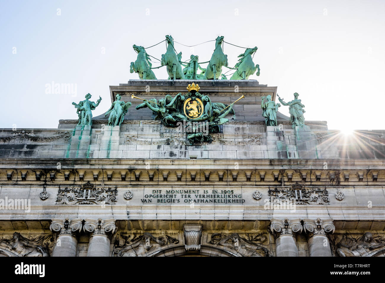 Vista ravvicinata della quadriga in cima il arcade du Cinquantenaire, l'arco trionfale nel parco del Cinquantenario di Bruxelles in Belgio contro la luce Foto Stock