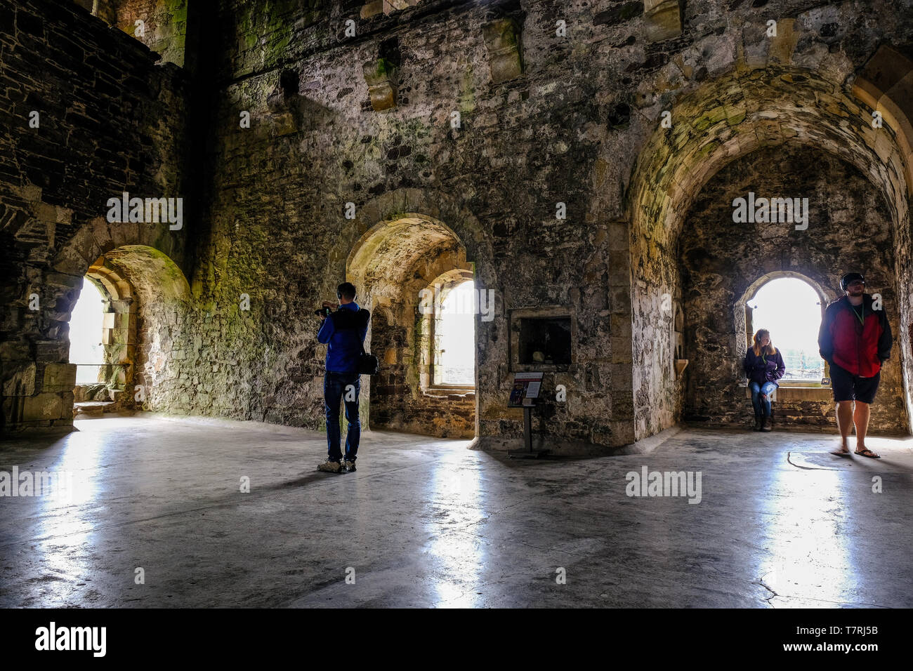 I visitatori di Doune Castle in Scozia per ascoltare un audio guida circa il castello della storia e la storia di come funzioni nella serie TV Outlander. Foto Stock