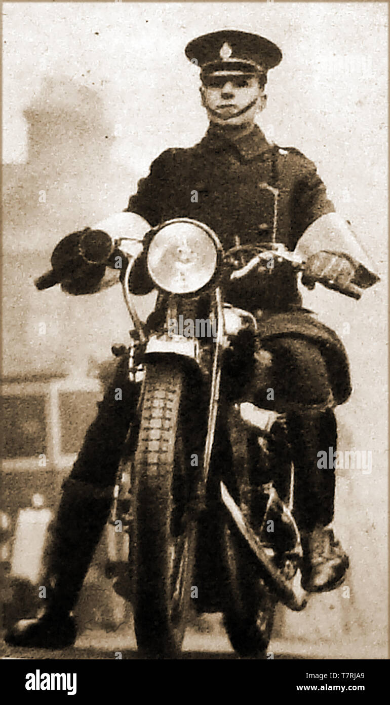 1930 Una nuova legge di traffico stradale visto polizia moto che appaiono regolarmente sulle strade britanniche Foto Stock