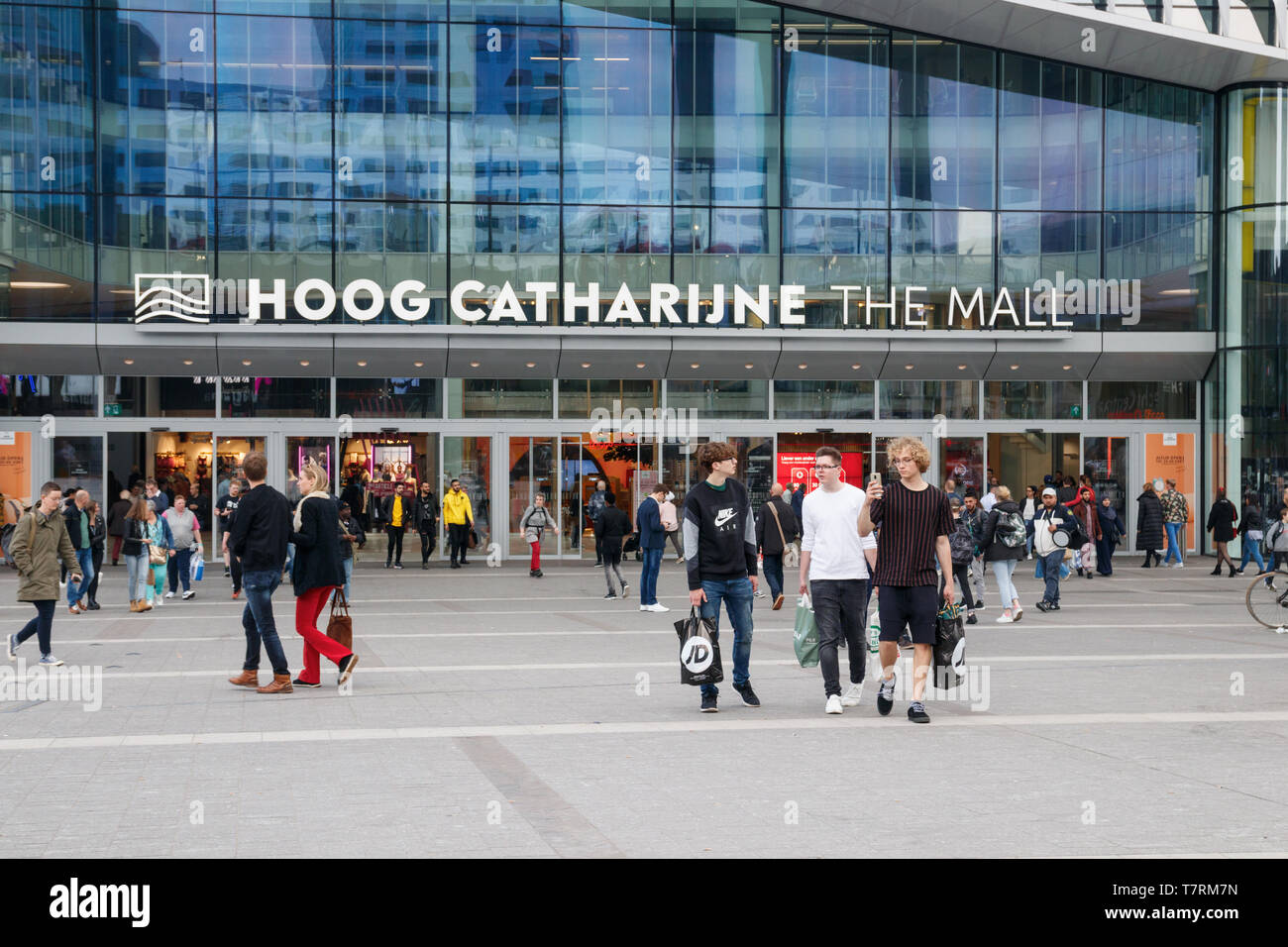 Persone presso la piazza della Stazione (Stationsplein) davanti all'ingresso dell'Hoog Catharijne shopping mall. Utrecht, Paesi Bassi. Foto Stock