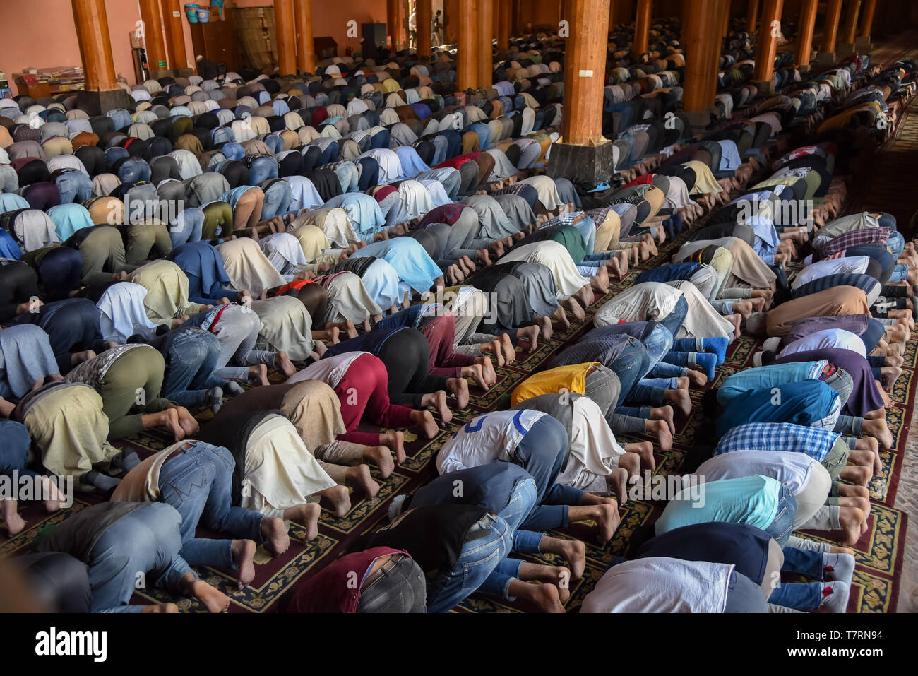 Kashmir per i fanatici musulmani visto che offre Asr preghiere all'interno Jamia Masjid durante il secondo giorno del mese sacro del Ramadan in Srinagar. L Islam è più sacro mese del Ramadan è un periodo di intensa preghiera, alba a digiuno al tramonto e feste serali. Foto Stock