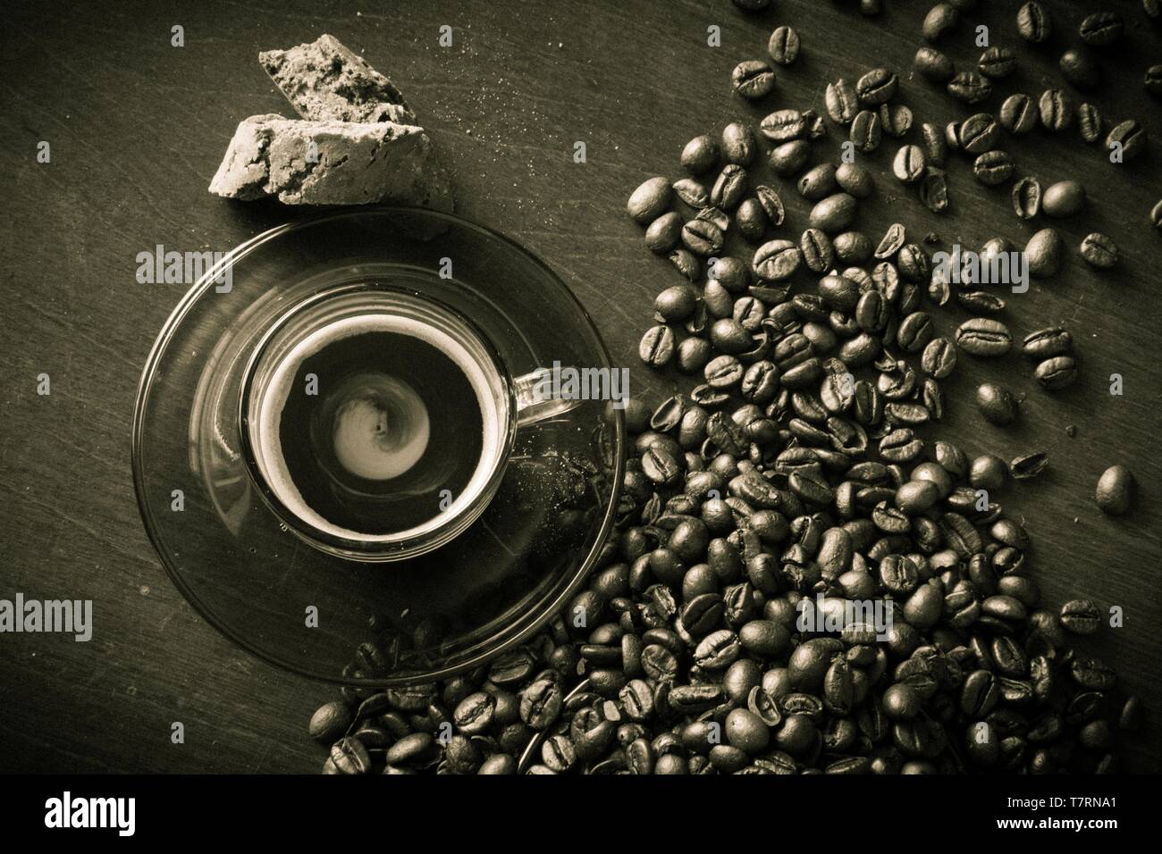 Tempo di caffè, caffè, i chicchi di caffè e biscotti su sfondo scuro Foto Stock