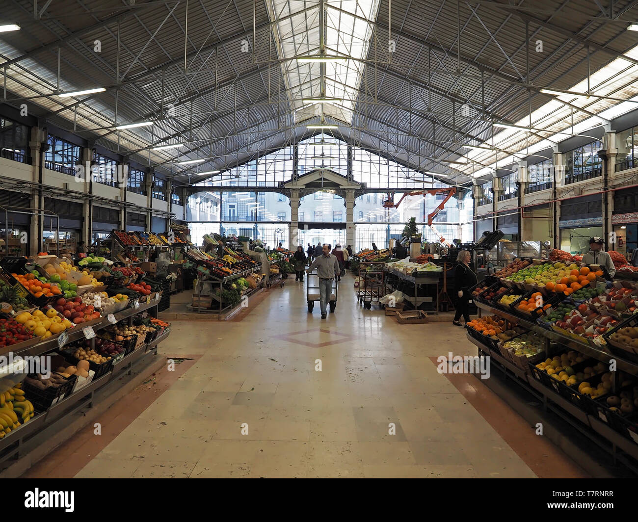 Mercado da Ribeira, famoso mercato coperto di Lisbona Foto Stock