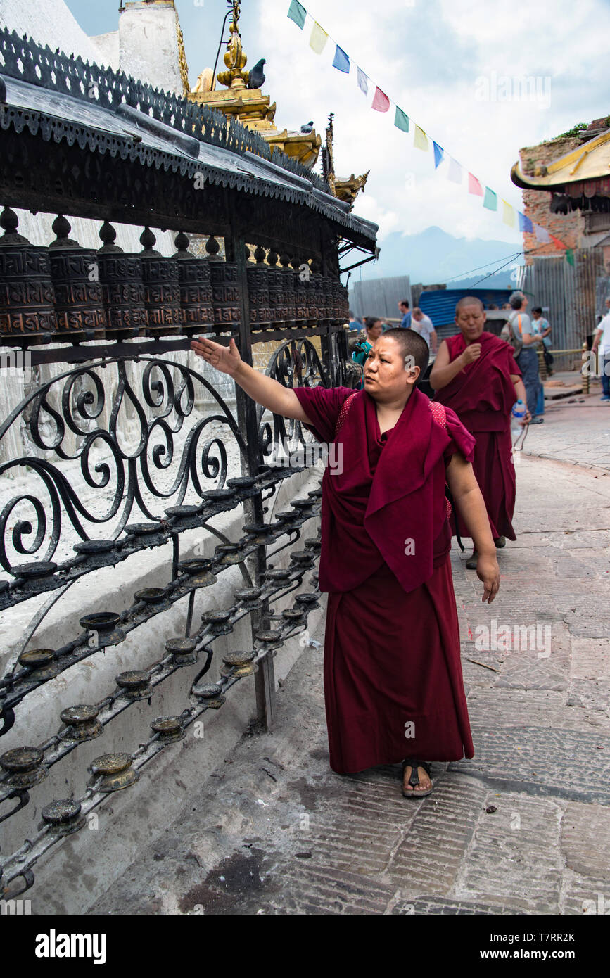 Monaco buddista la filatura ruote della preghiera in un tempio di Swayambhunath Stupa chiamato anche Monkey Temple a Kathmandu in Nepal Foto Stock