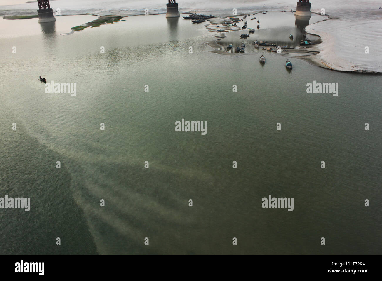 La pesca in barca sul fiume Padma .Kustia,Khulna.Bangladesh. Foto Stock