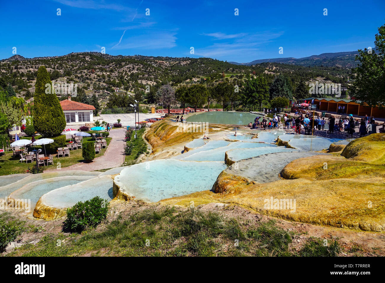 Città Karahayit con molle rosse, nei pressi di Pamukkale, destinazione turistica , la Turchia, Rosso di pool di Karahayit con la sana acqua minerale nella città di Denizl Foto Stock