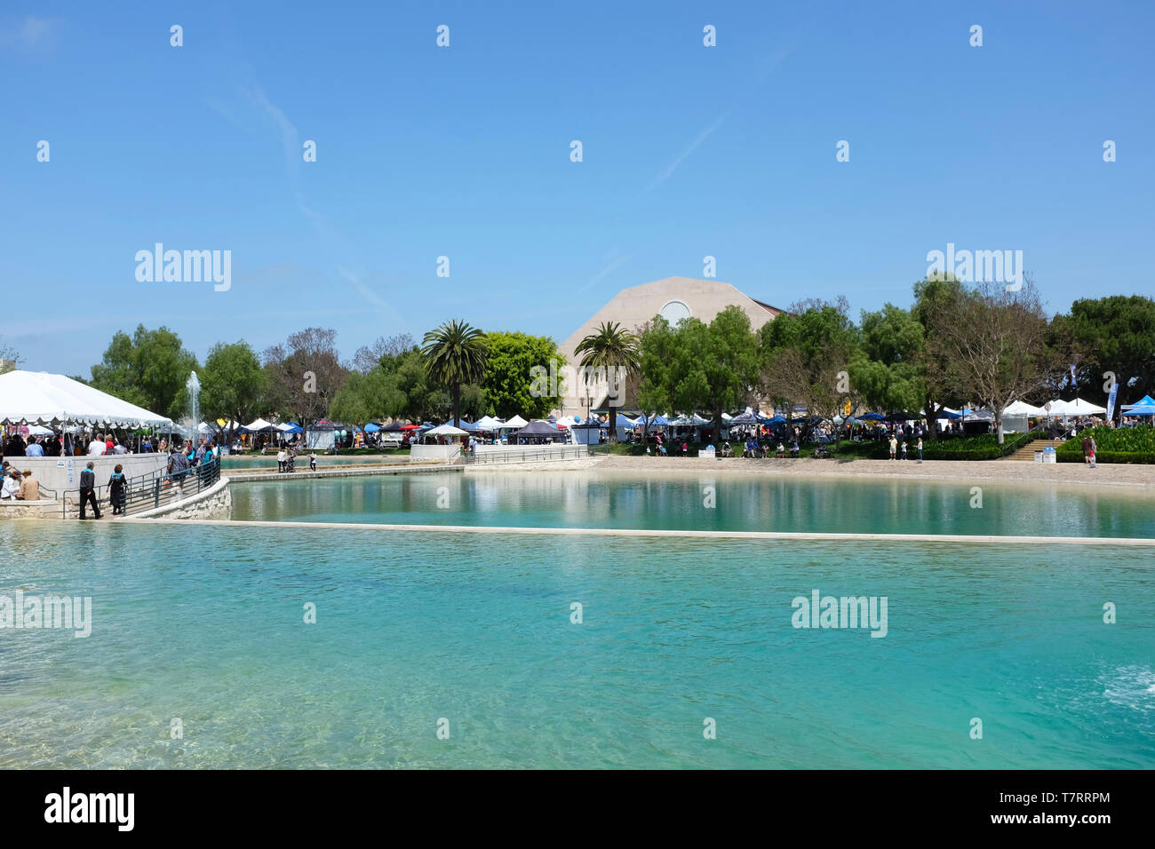 ALISO Viejo, California, 4 maggio 2019: guardando attraverso la pace del lago alla Soka University durante il XVIII Festival Internazionale. Foto Stock