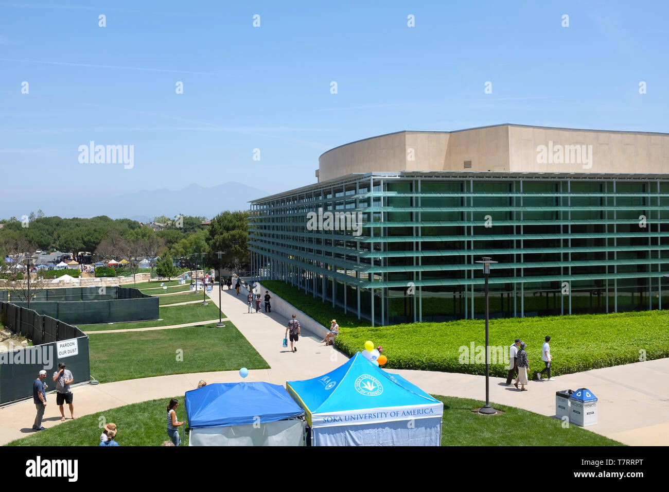 ALISO Viejo, California, 4 maggio 2019: Soka University Performing Arts Center con cabine durante la diciottesima edizione del Festival Internazionale. Foto Stock