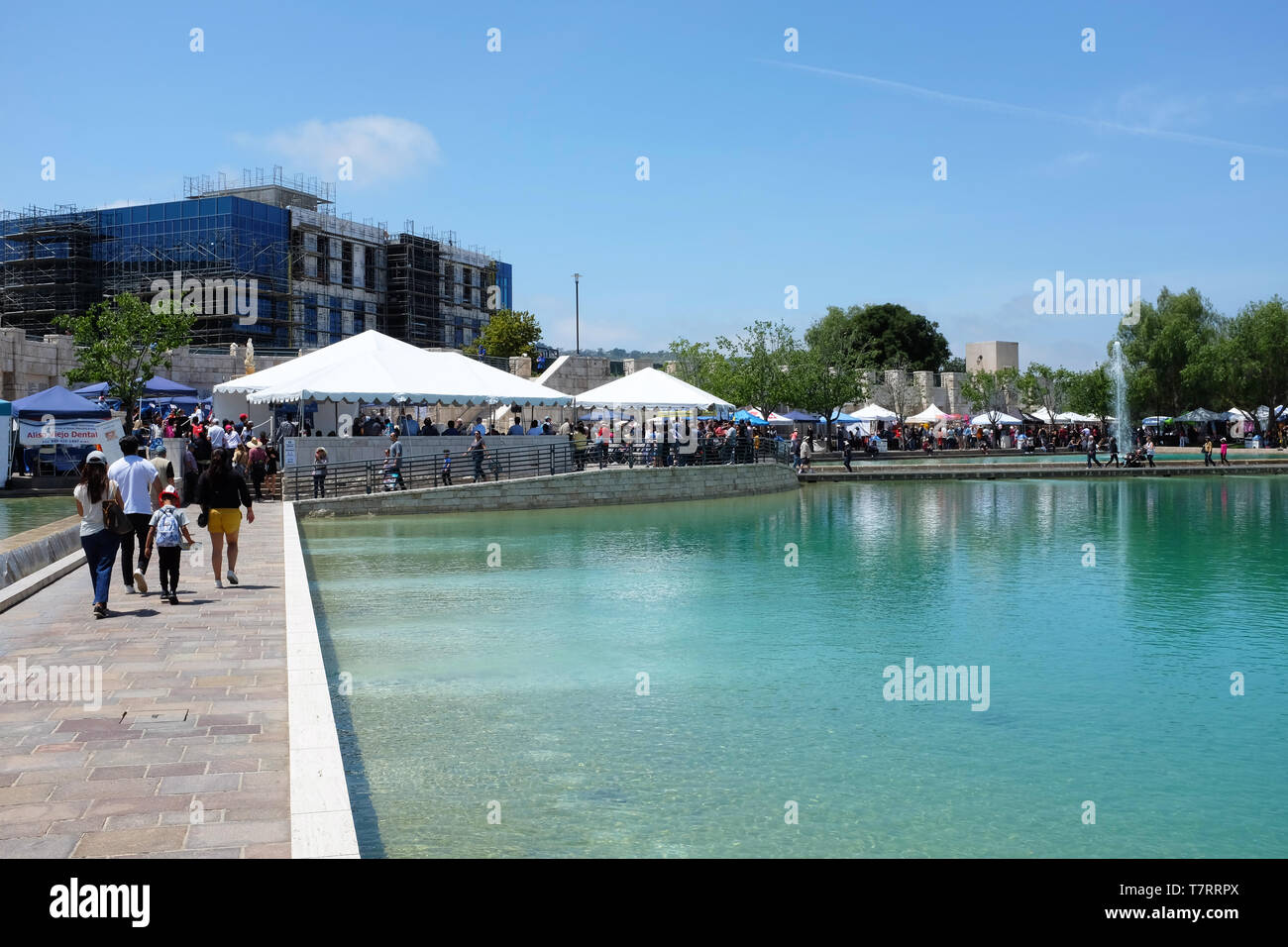 ALISO Viejo, California, 4 maggio 2019: la gente sul marciapiede bisecante la pace del lago alla Soka University durante il XVIII Festival Internazionale. Foto Stock