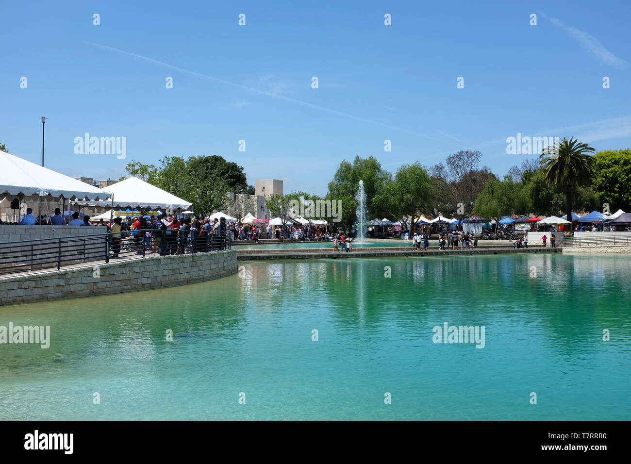 ALISO Viejo, California, 4 maggio 2019: Display stand che circonda la pace del lago alla Soka University durante il XVIII Festival Internazionale. Foto Stock