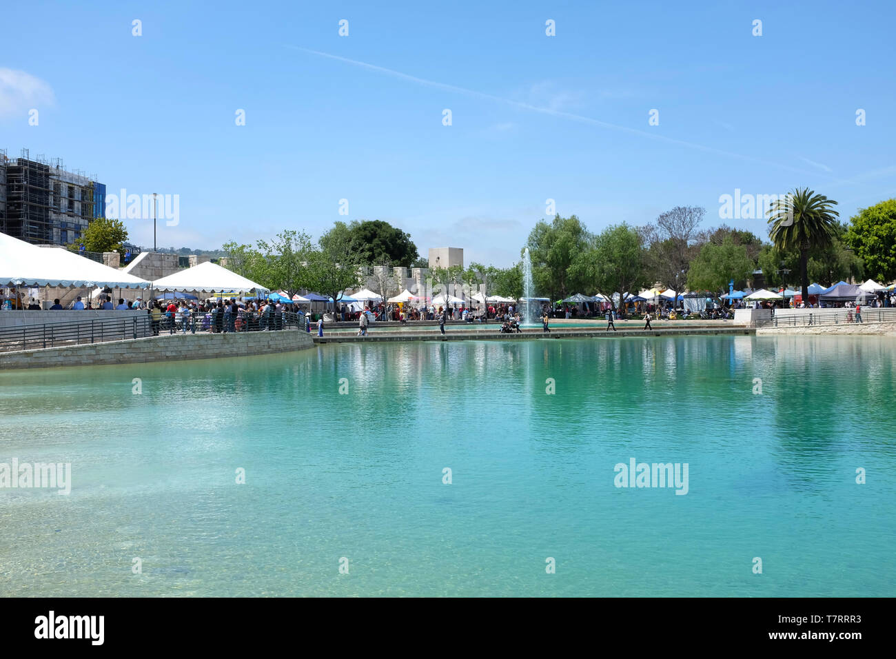 ALISO Viejo, California, 4 maggio 2019: Display stand che circonda la pace del lago alla Soka University durante il XVIII Festival Internazionale. Foto Stock