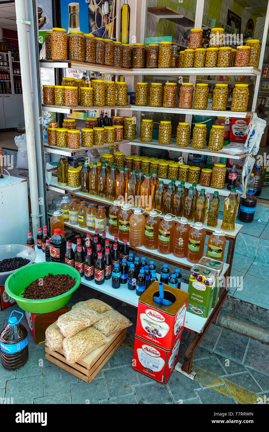 Negozio di vendita di olive, Karahayit cittadina con le molle rosse, nei pressi di Pamukkale, destinazione turistica , la Turchia, vicino alla città di Denizl Foto Stock